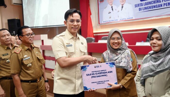Bupati Lampung Selatan Serahkan Gajih Ke 13 ASN dan Launching Gajih THLS