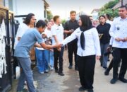 Walikota Bandar Lampung Tinjau dan Berikan Bantuan Korban Puting Beliung di Gunung Terang