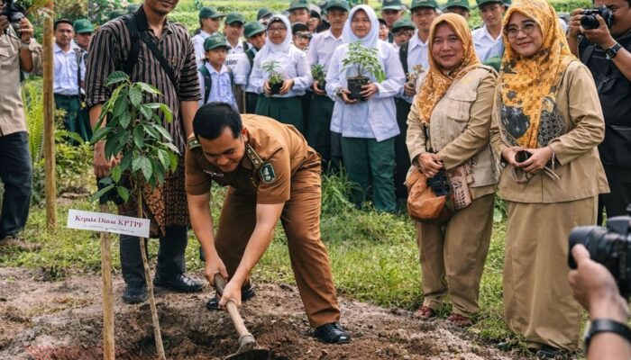 Plt. Kepala Dinas KPTPHP Lampung Timur Ajak Masyarakat Tanam Harapan di Hari Lingkungan Hidup Nasional 2026
