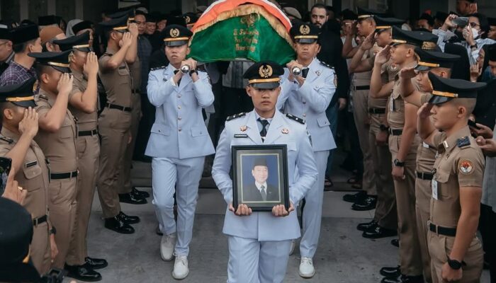 Gubernur Lampung Antar Almarhum H. Tamanuri ke Peristirahatan Terakhir