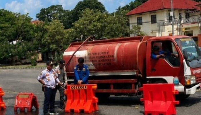 Dishub Lampung Selatan Lakukan Penataan Water Barrier di Bundaran Tugu Pancasila Kalianda