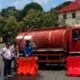 Dishub Lampung Selatan Lakukan Penataan Water Barrier di Bundaran Tugu Pancasila Kalianda